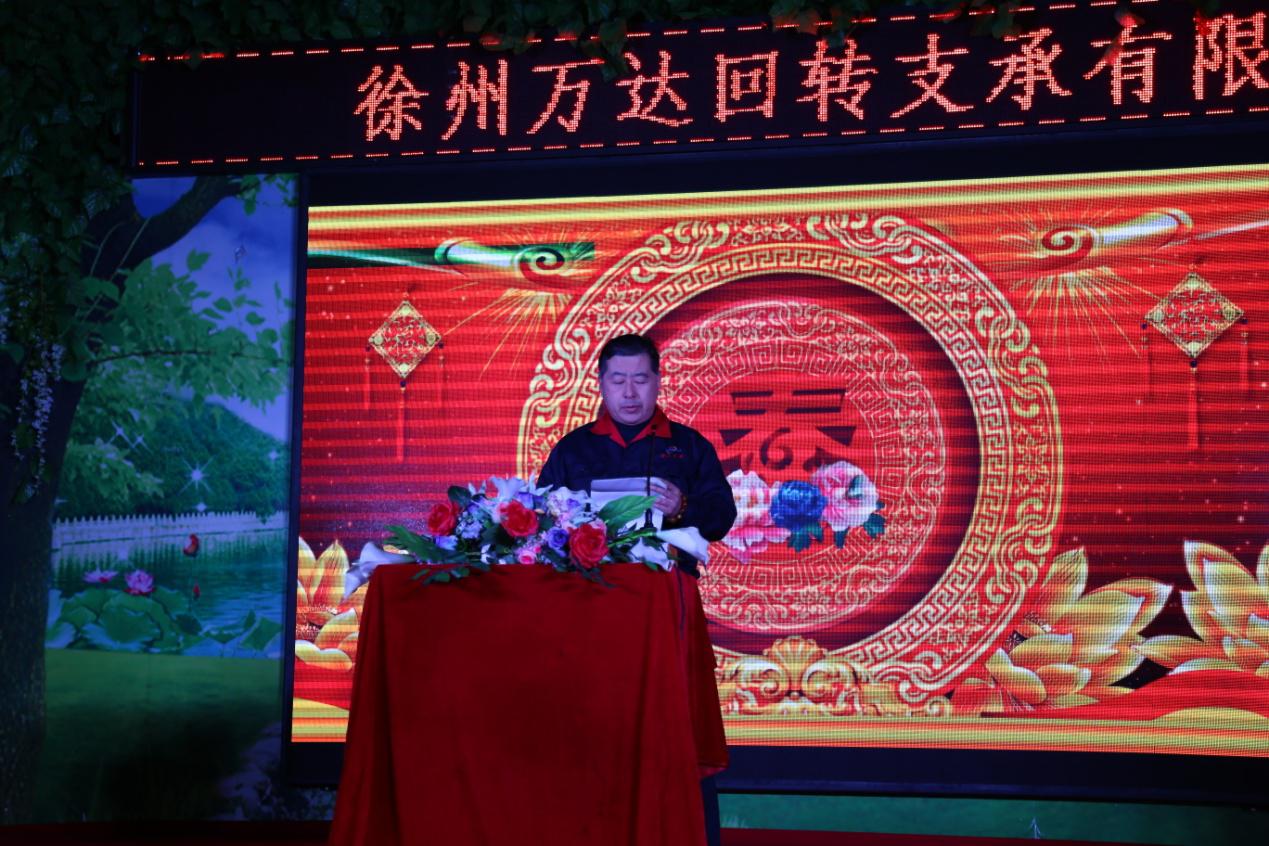 the general manager gave a speech to express his gratitude and welcome to all the guests Il direttore generale ha tenuto un discorso per esprimere la sua gratitudine e benvenuto a tutti gli ospiti