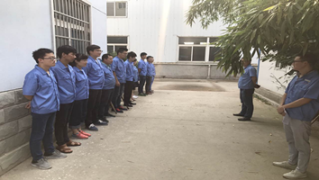 Il dipartimento tecnico organizza i tecnologi per studiare a fondo il processo di produzione